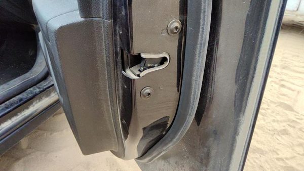 2011 RH Passenger Right Front Door Latch With Rods/cables OEM — photo 1