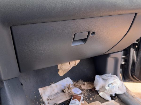 1998 Isuzu Rodeo Glove Box Assembly Complete Door With Latch Oem 8971573360 — photo 2