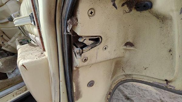 77-84 Cadillac Deville Passenger Right Rear Door Latch With Rods/Cables Oem Back — photo 3