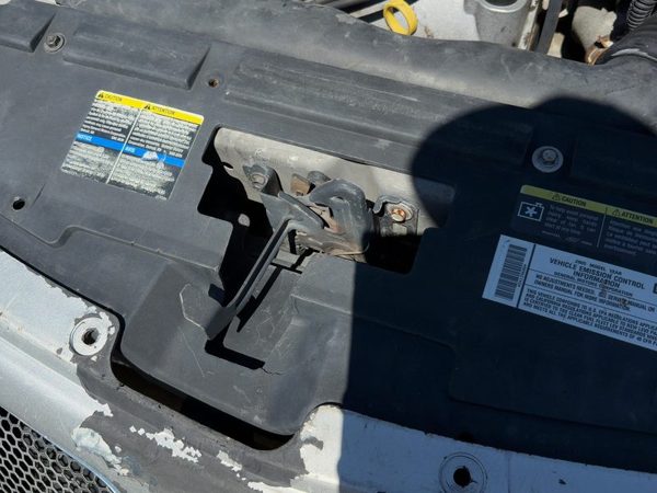 2005-2010 Pontiac G6 Top Plastic Cover Above Radiator Support Sight Shield Oem — photo 2