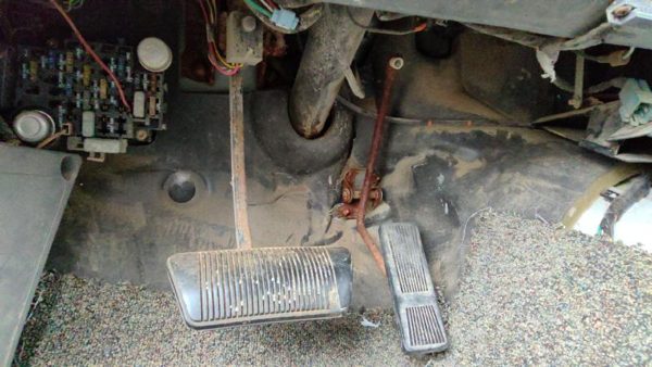 1991-2001 Jeep Cherokee Gas And Brake Pedal Assembly Automatic Transmission — photo 1