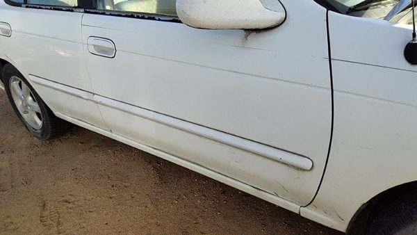 2002 Nissan Sentra Front Door RH White QM1 — photo 1