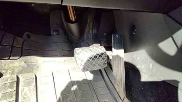 2006-2010 Vw Passat Gas And Brake Pedal Assembly Automatic Transmission — photo 1