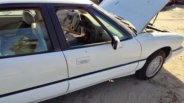 1994 Pontiac Bonneville Front Door RH White — photo 1