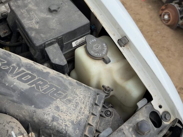 95-05 S10 Blazer Windshield Washer Fluid Reservoir With Pump Oem Wiper Tank — photo 3