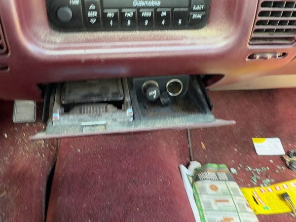 1994-1995 Olds Eighty Eight Ash Tray Assembly Oem Slide Out Dash Red 25635786 — photo 2
