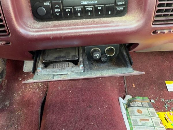 1994-1995 Olds Eighty Eight Ash Tray Assembly Oem Slide Out Dash Red 25635786 — photo 4