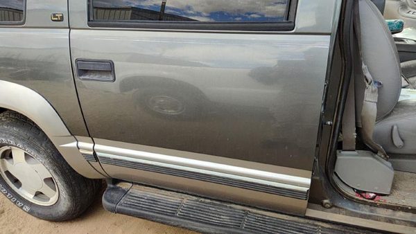 1999 Suburban 1500 Rear Door RH Pewter 11L — photo 4