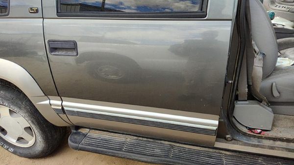 1999 Suburban 1500 Rear Door RH Pewter 11L — photo 3