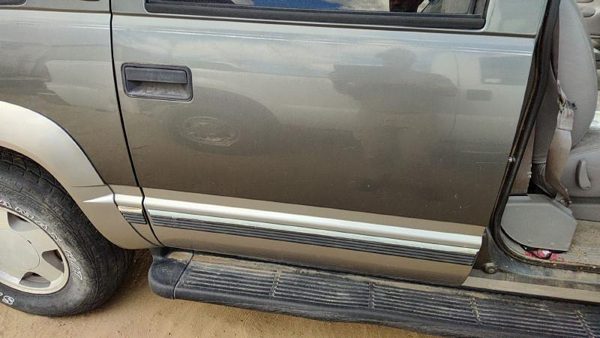 1999 Suburban 1500 Rear Door RH Pewter 11L — photo 9