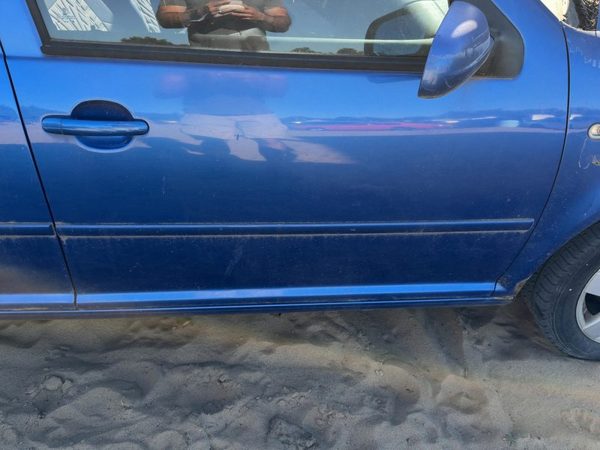 2002 Volkswagen Jetta Front Door RH Blue — photo 3