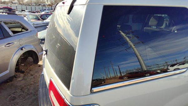 07-14 Navigator Passenger Right Rear Corner Moulding On Quarter Panel Pv White — photo 2