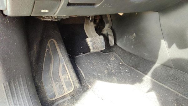 2015 Chrysler 200 Pedal Assembly — photo 3