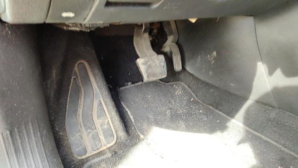 2015 Chrysler 200 Pedal Assembly — photo 2