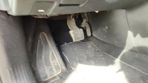 2015 Chrysler 200 Pedal Assembly — photo 4