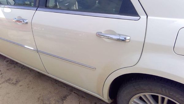 2010 Chrysler 300 Rear Door LH White Pwg — photo 1
