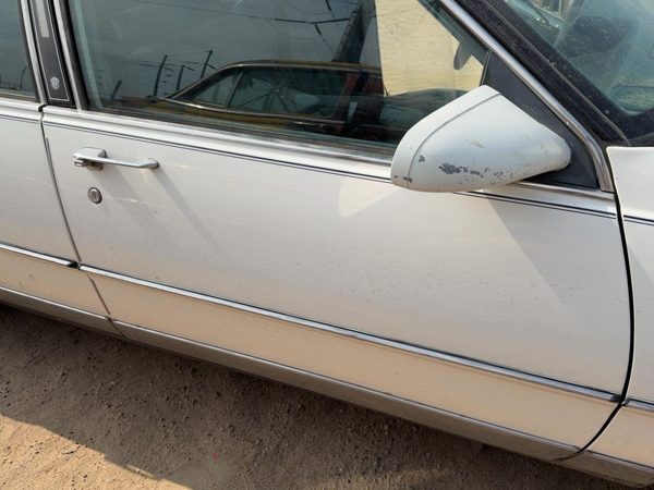 1986 Oldsmobile 98 Front Door RH White — photo 2