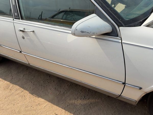 1986 Oldsmobile 98 Front Door RH White — photo 1