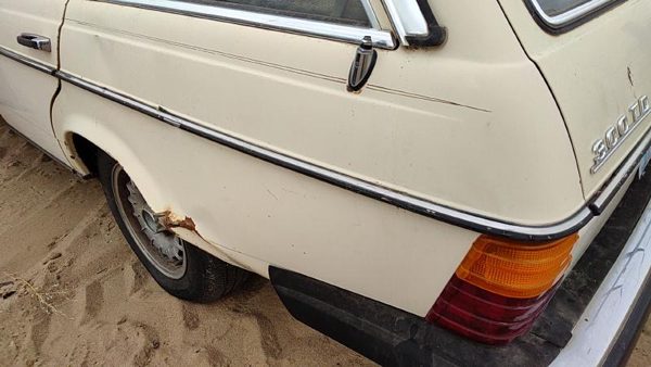 1979-1985 Mercedes 300Td Driver Left Rear Moulding On Quarter Panel Oem — photo 1