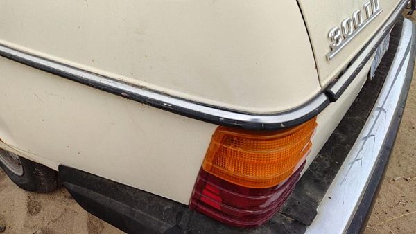 1979-1985 Mercedes 300Td Driver Left Rear Moulding On Quarter Panel Oem — photo 2