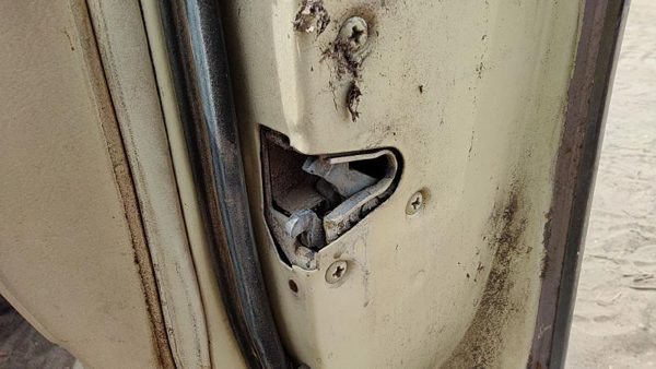 1977-1984 Cadillac Deville Passenger Right Front Door Latch With Rods/Cables Oem — photo 2