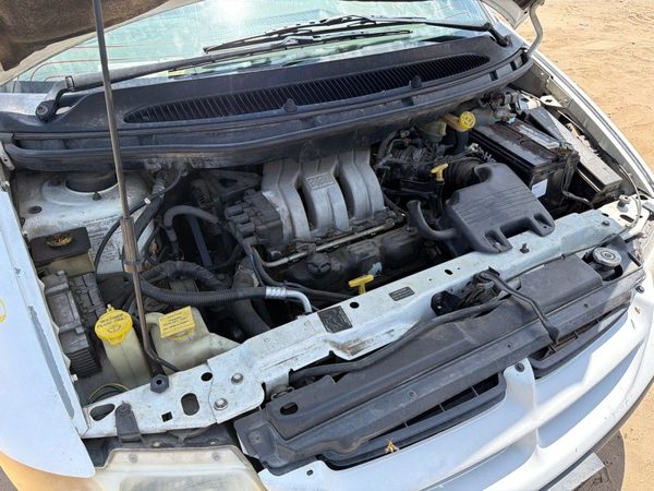 1999 Chrysler Voyager — vehicle photo 2