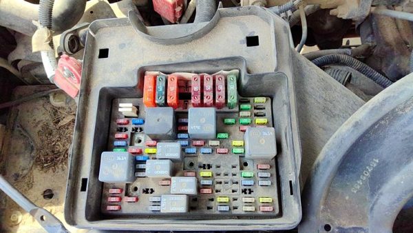 2000-2002 Sierra 2500 Hd Engine Fuse Box Power Distribution Panel Oem 8.1L — photo 5