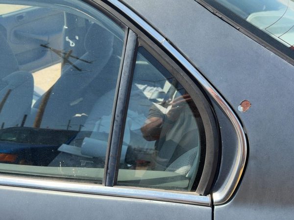 96-00 Honda Civic Driver Left Rear Vent Window Back Door Glass With Frame Oem — photo 2