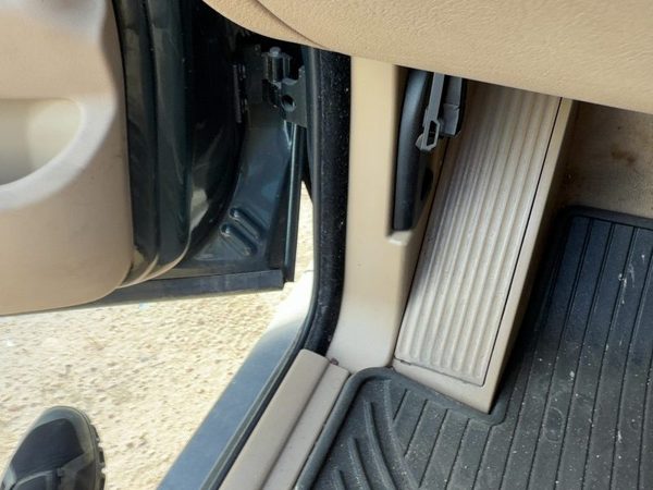 2000-2006 Bmw X5 Driver Left Lower Kick Trim Panel Oem E53 Beige Lchc — photo 2