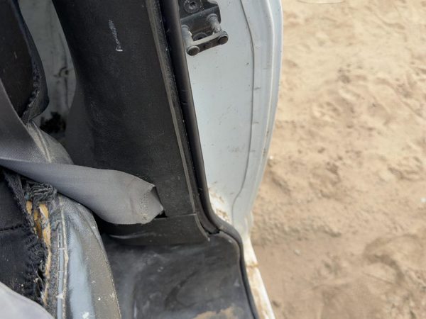 1996-2002 Chevy Express Van 2500 Driver Left Lower B-Pillar Trim Black — photo 3