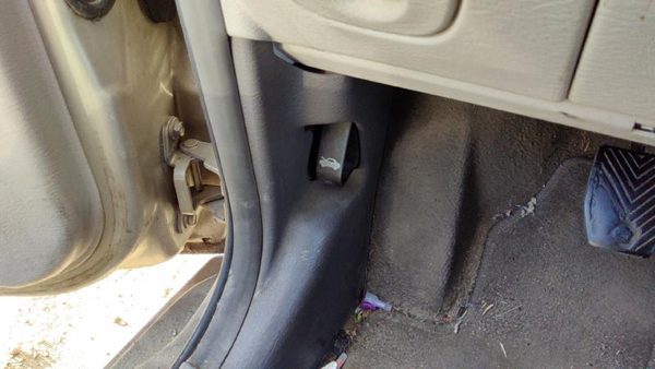 2001-2005 Chrysler Pt Cruiser Driver Left Lower Kick Trim Panel Oem Fl Taupe — photo 2