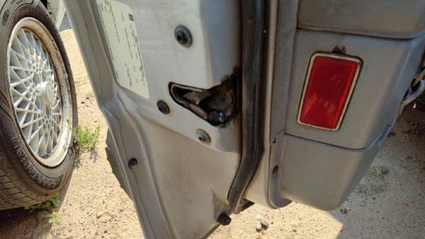 90-91 Olds 88 Driver Left Front Door Latch With Rods/Cables Oem — photo 4