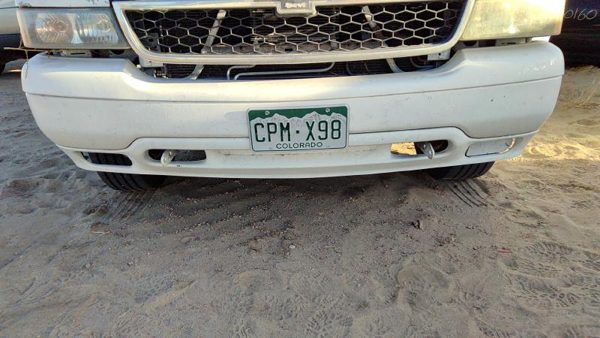2000-2006 Chevy Suburban Front Bumper Assembly With Brackets 50U Summit White — photo 1