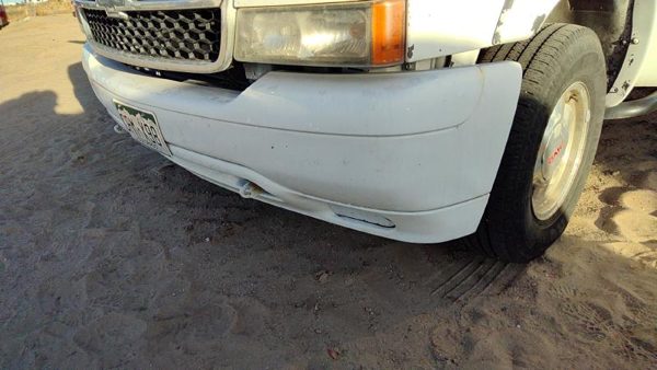 2000-2006 Chevy Suburban Front Bumper Assembly With Brackets 50U Summit White — photo 2