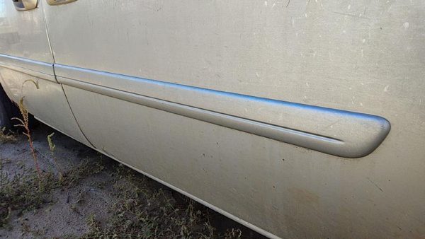 05-07 Caravan Passenger Right Front Moulding From Door Trim Ps2 Bright Silver — photo 3