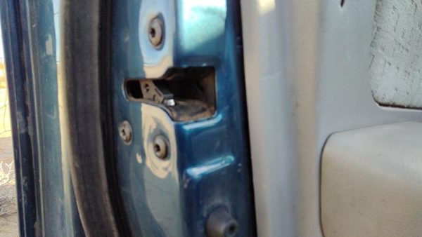 2006 Hyundai Sonata Driver Left Front Door Latch With Rods/Cables Oem 813103K020 — photo 3