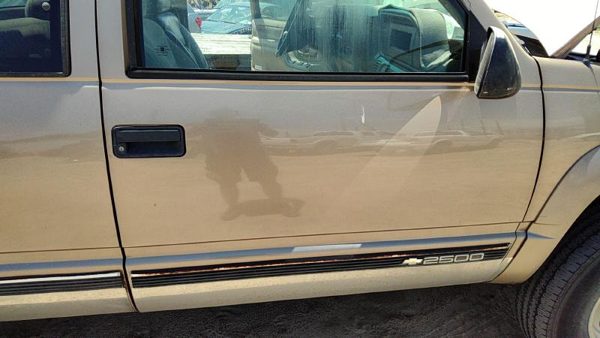 1997 Chevy Pickup 2500 Front Door RH Gold 55U — photo 2