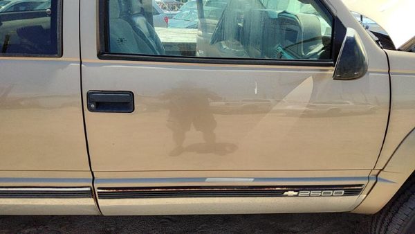 1997 Chevy Pickup 2500 Front Door RH Gold 55U — photo 4