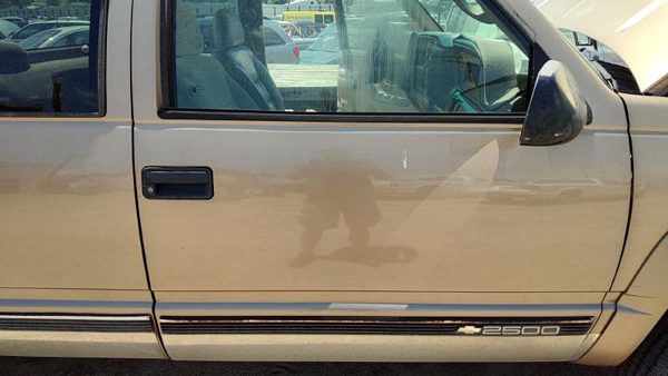 1997 Chevy Pickup 2500 Front Door RH Gold 55U — photo 5