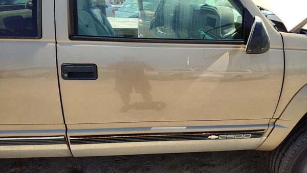 1997 Chevy Pickup 2500 Front Door RH Gold 55U — photo 3