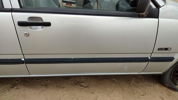 1991 Volvo 740 Front Door RH Silver — photo 2