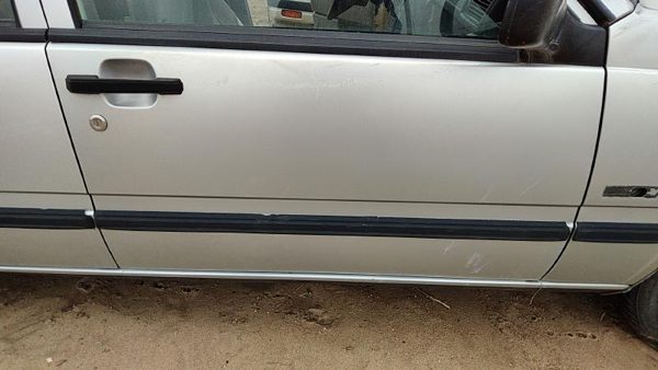 1991 Volvo 740 Front Door RH Silver — photo 3