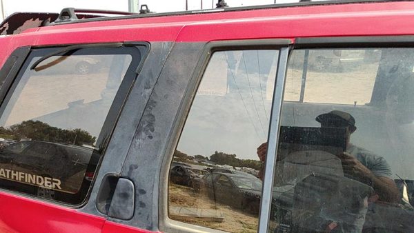 90-95 Pathfinder Passenger Right Rear Vent Window Back Door Glass With Frame — photo 2
