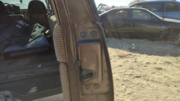 1992-1999 Chevy Suburban Passenger Right Rear Door Latch With Rods/Cables Back — photo 1