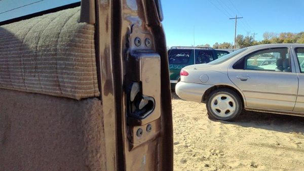 1992-1999 Chevy Suburban Passenger Right Rear Door Latch With Rods/Cables Back — photo 3