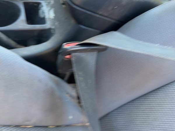 2005-2008 Toyota Matrix Xr Driver Left Front Seat Belt Buckle Receiver Oem — photo 3