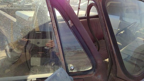 73-91 Sierra C3500 Passenger Right Front Vent Window Small Door Glass With Frame — photo 2