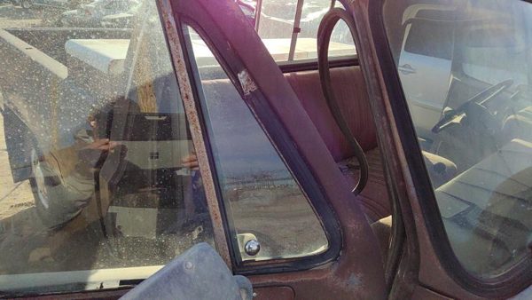 73-91 Sierra C3500 Passenger Right Front Vent Window Small Door Glass With Frame — photo 3