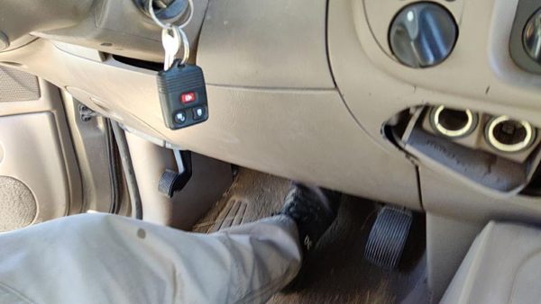 97-02 Ford Expedition Lower Dash Under Column Knee Bolster Trim Panel Oem Tan Fh — photo 2