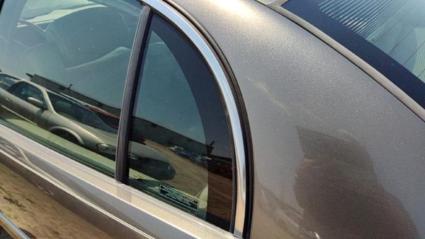 1997-2005 Buick Park Ave Driver Left Rear Vent Window Back Door Glass With Frame — photo 1